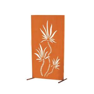 Rostfarbene Ferrum Art Sichtschutzwand Palme mit Palmenmuster für den Garten.