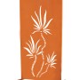 Rostfarbene Ferrum Art Sichtschutzwand Palme mit Palmenmuster für den Garten.