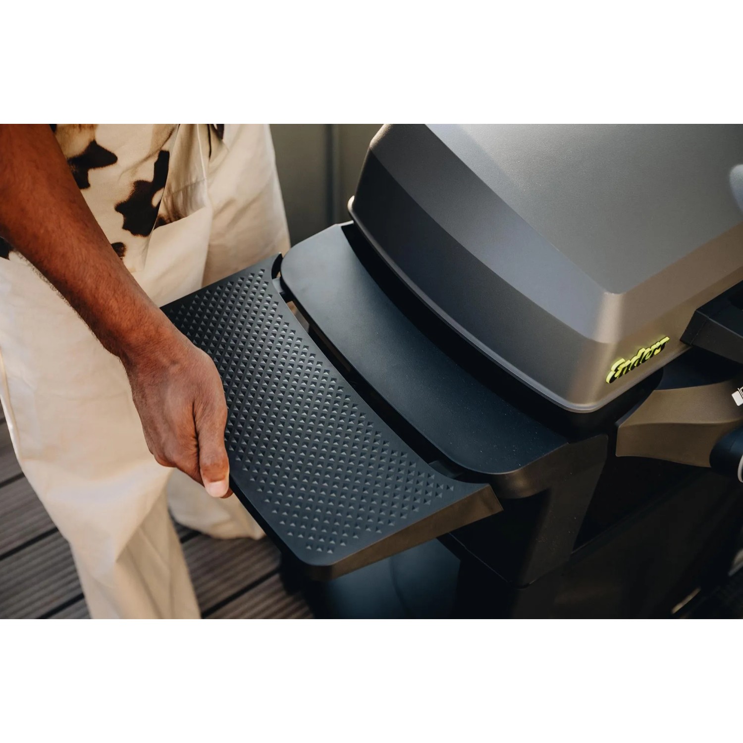 Enders eUrban Pro 2 Turbo Elektrogrill mit abnehmbarer Seitenablage.