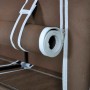 Detail des braunen Stoff-Schuhschranks: weißer Reißverschluss, aufgerolltes Halteband der Abdeckung.