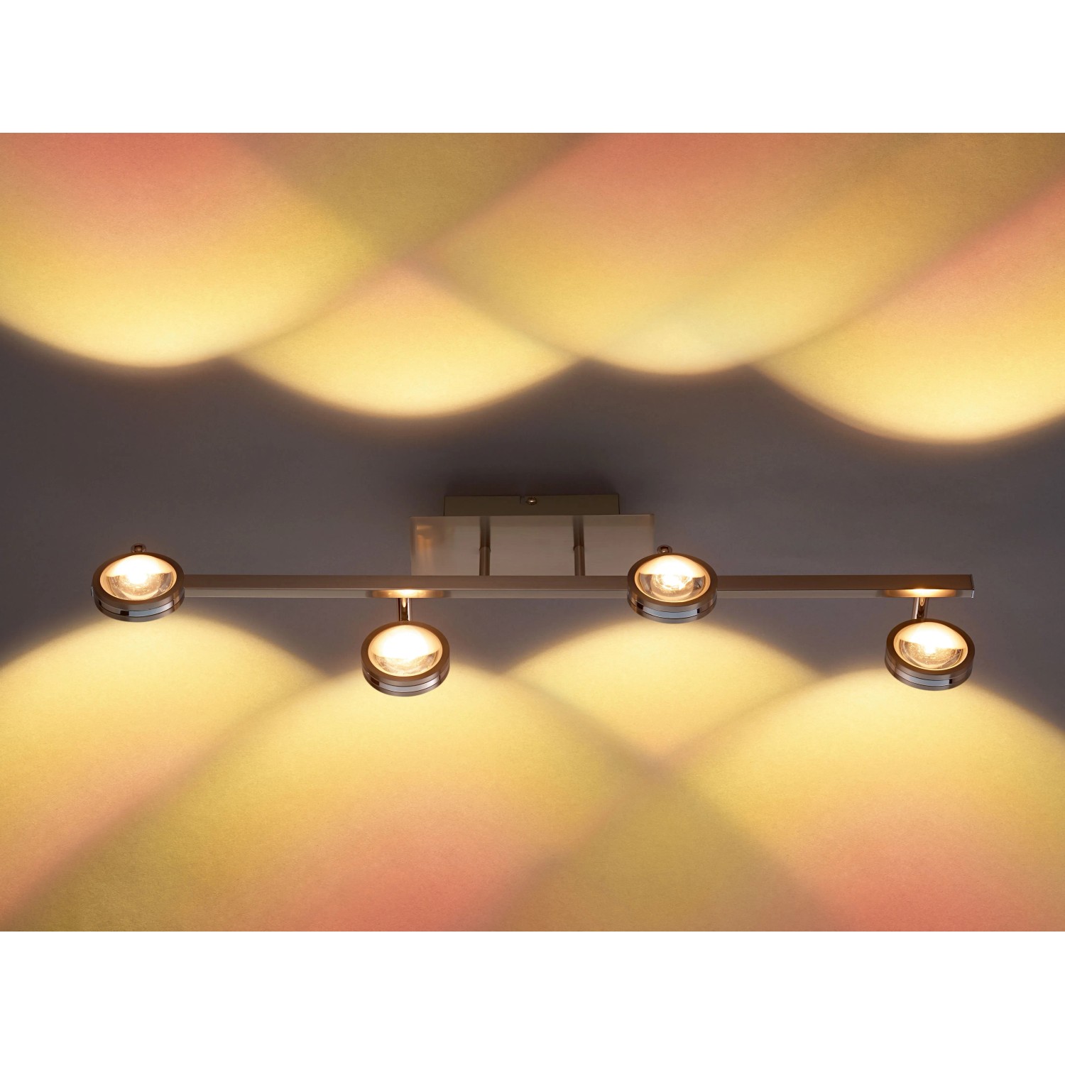 Nickel-matte OBI LED Spot Rotello mit 4 Strahlern und warmweißem Licht für Akzentbeleuchtung.