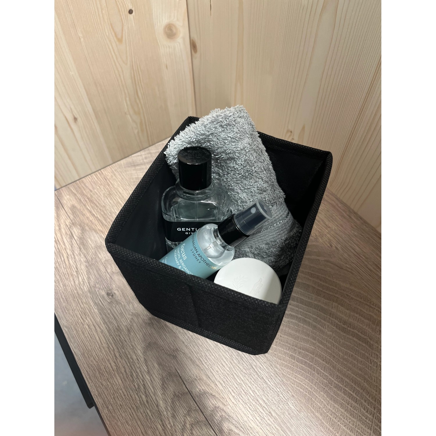 Schwarzes Fackelmann Universalkörbchen Textil (13x12x14cm) mit Badutensilien.