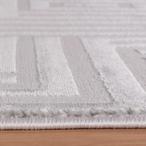 Detailansicht des silbernen Ayyildiz Kurzflorteppich Sahara mit geometrischem Muster.