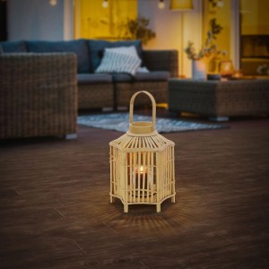 Holzfarbene ECD Germany Bambus Laterne, 45 cm hoch, im Boho-Stil mit Kerze im Glas auf dunklem Holzboden.