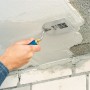 Anwendung: LUX Stuckateurspachtel 50 mm beim Glätten von Putz.