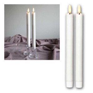 Zwei weiße Star Trading LED Stabkerzen aus Echtwachs mit warmweißer Flamme, 25cm hoch, im 2er Set.