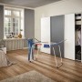 Leifheit Standtrockner Pegasus 180 Solid Plus im Wohnraum mit Wäsche.