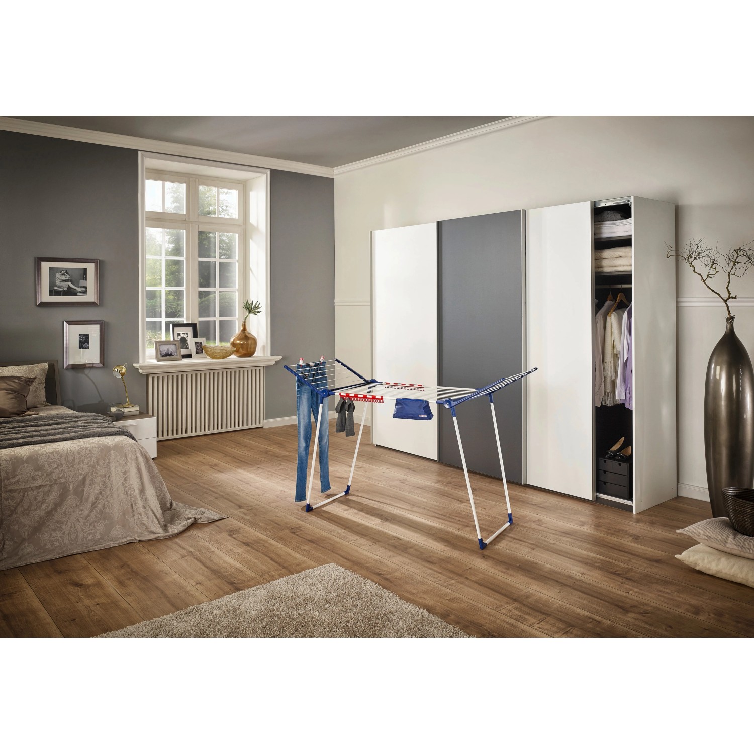 Leifheit Standtrockner Pegasus 180 Solid Plus im Wohnraum mit Wäsche.