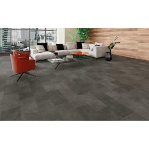 Verlegtes Vinyl Eiche Mittel, geeignet für Fußbodenheizung, in modernem Wohnraum.