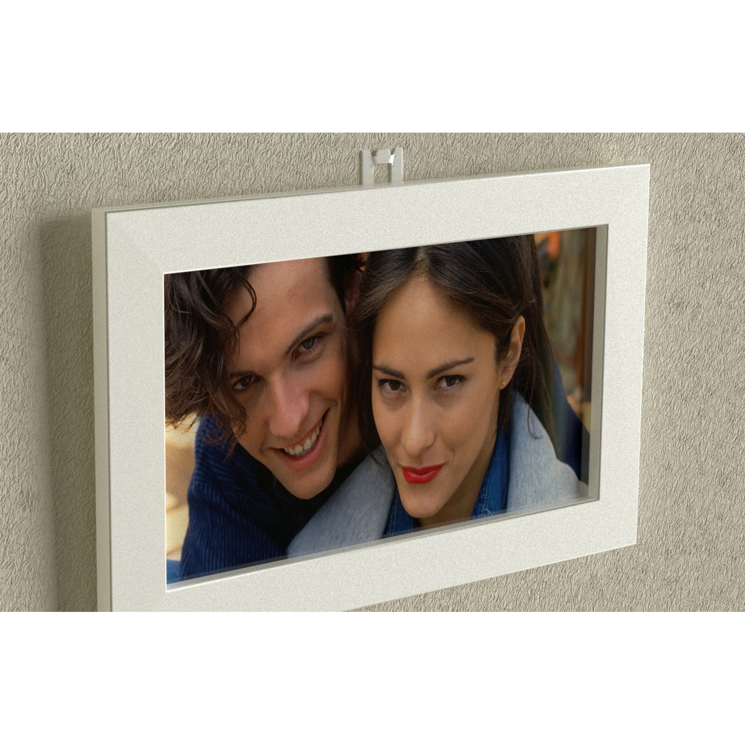 Bilderrahmen mit Foto, befestigt mit Fischer Montagestreifen. Kleber für einfache Wandmontage.