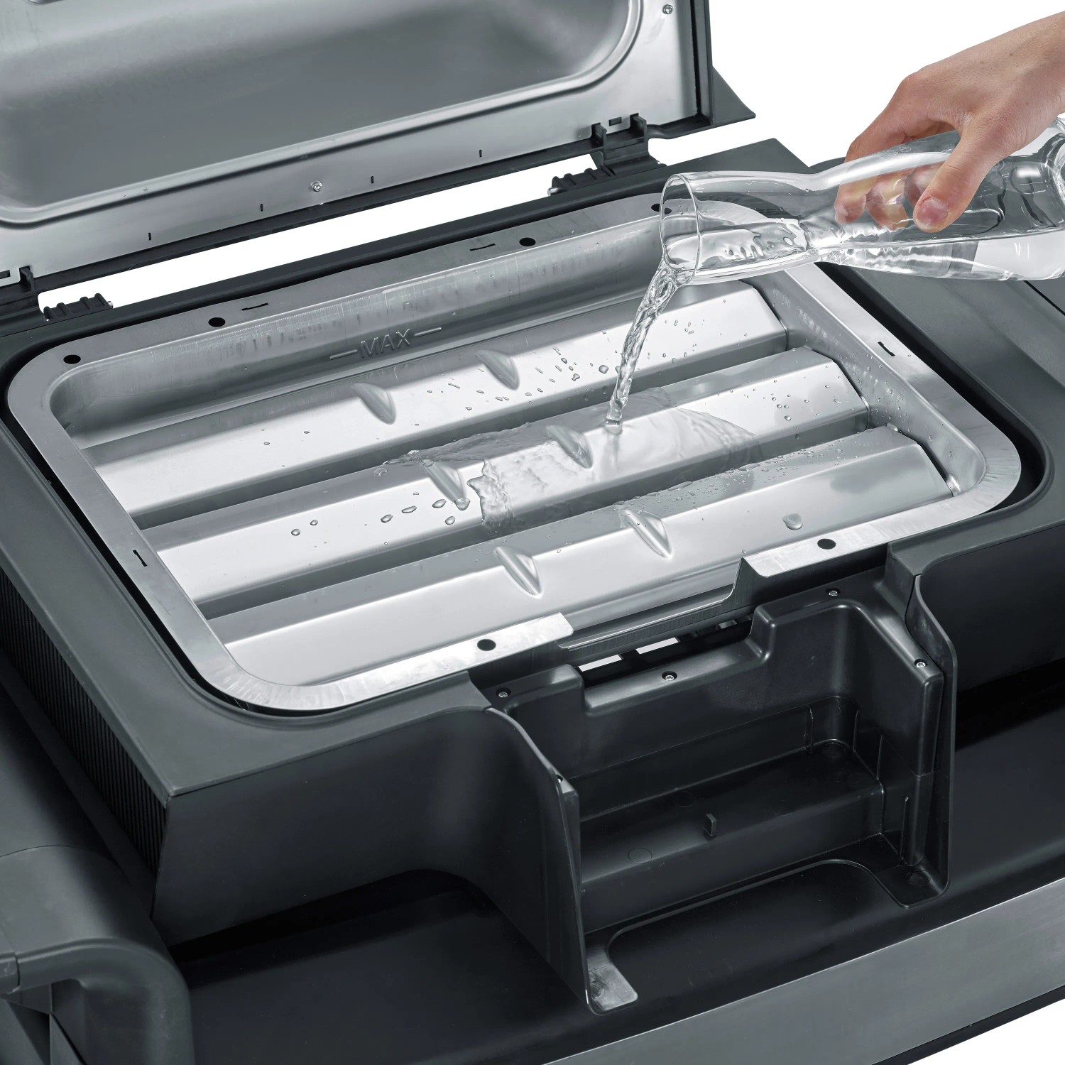 Severin Elektrogrill: Wasser wird in die Grillwanne gefüllt.