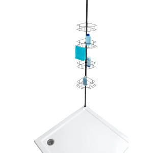 Schwarzes Wenko Teleskop-Duschregal Dolcedo mit 4 Ablagen und Handtuchhalter in der Dusche.