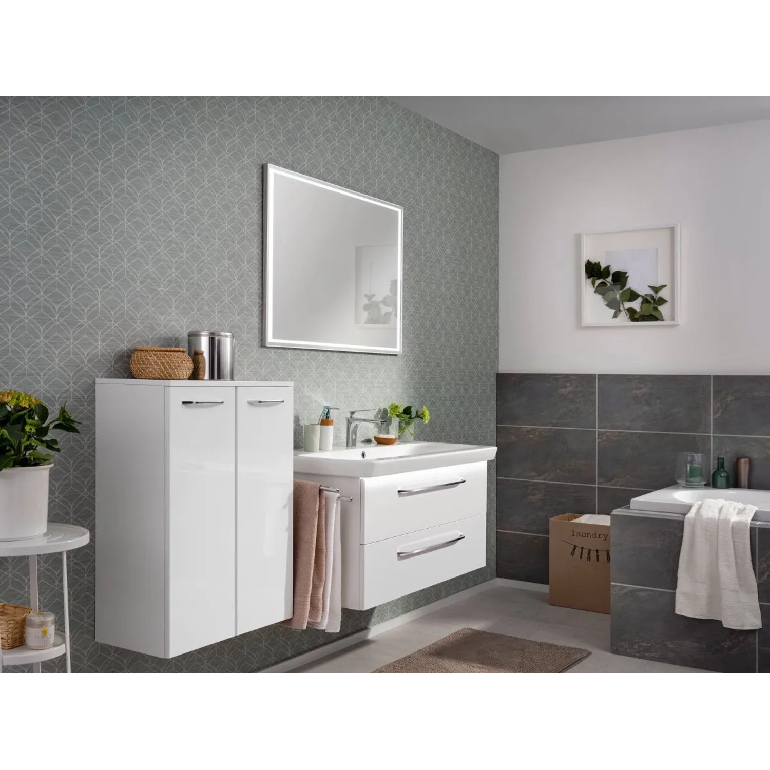 Modernes Badezimmer mit Fackelmann LED-Waschbeckenbeleuchtung ConturaLight (63,5 cm) und weißen Badmöbeln.