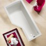 Weiße Cello Eckbadewanne, 170x80x55 cm, linke Ausführung. Badezimmer-Szene mit Teppich und Dekoration.