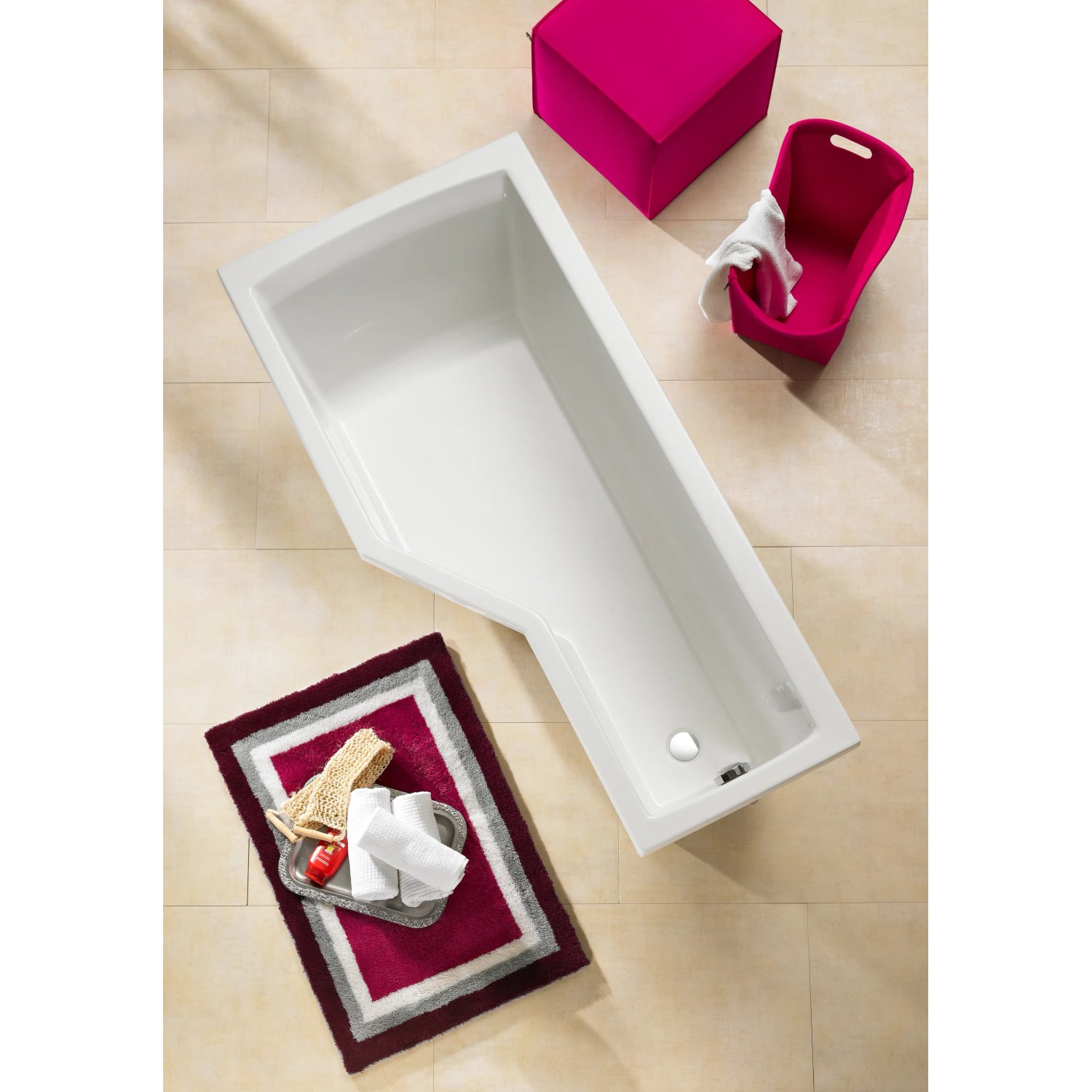 Weiße Cello Eckbadewanne, 170x80x55 cm, linke Ausführung. Badezimmer-Szene mit Teppich und Dekoration.