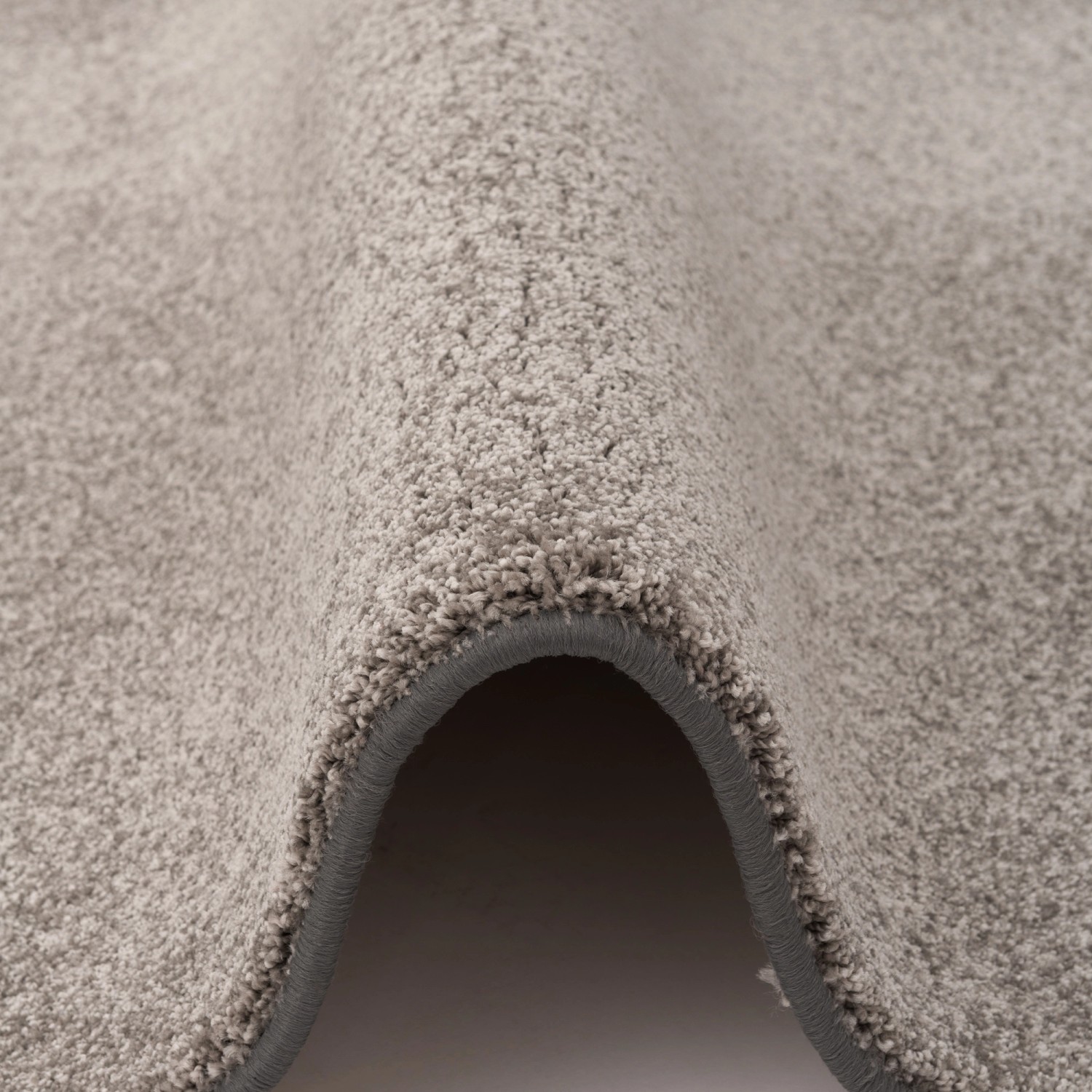 Detailansicht: Snapstyle Hochflor Teppich Touch Taupe (200x250cm). Weicher, luxuriöser Velours Teppich.