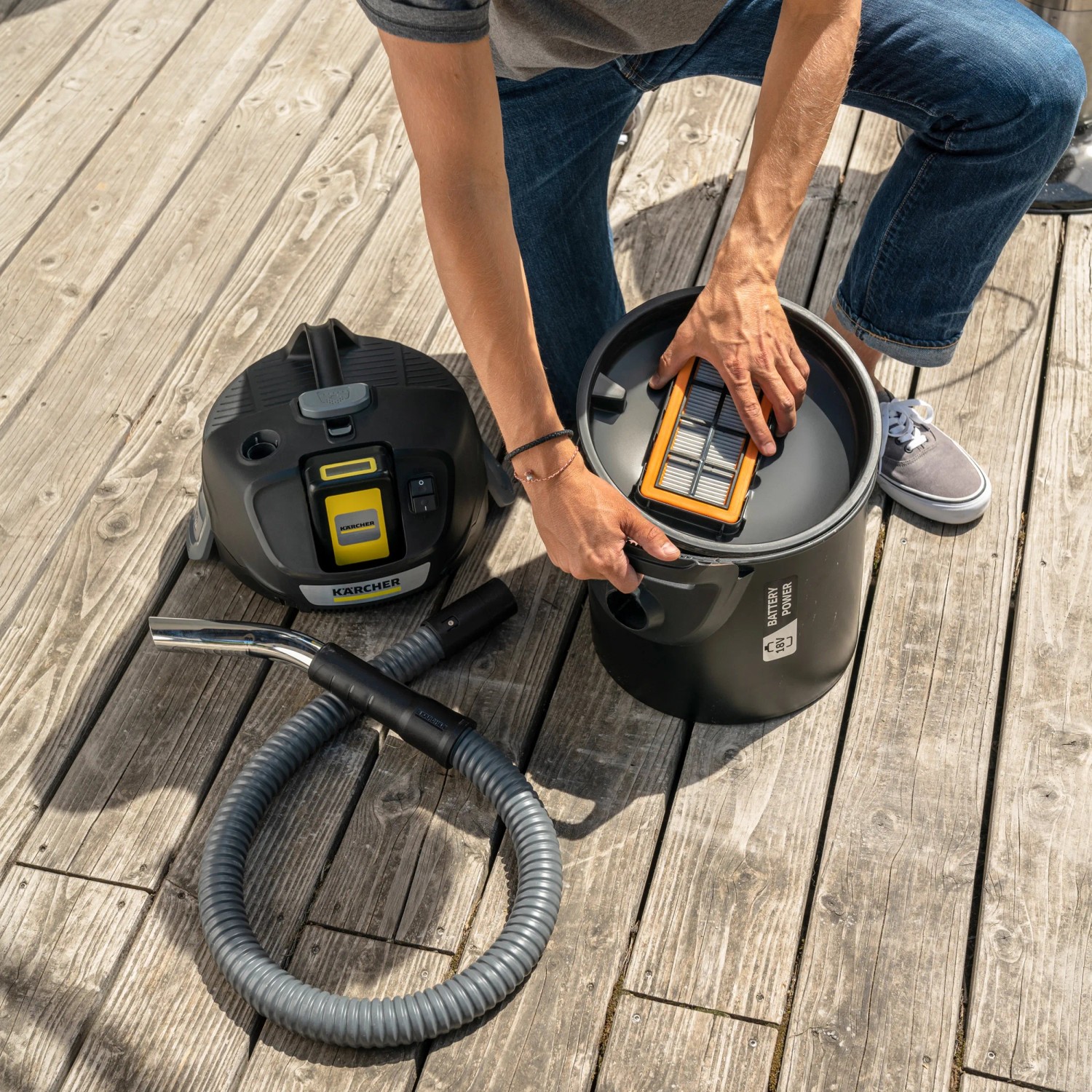 Kärcher Akku-Aschesauger AD 2 Battery Set mit Filterwechsel, Schlauch und Behälter.