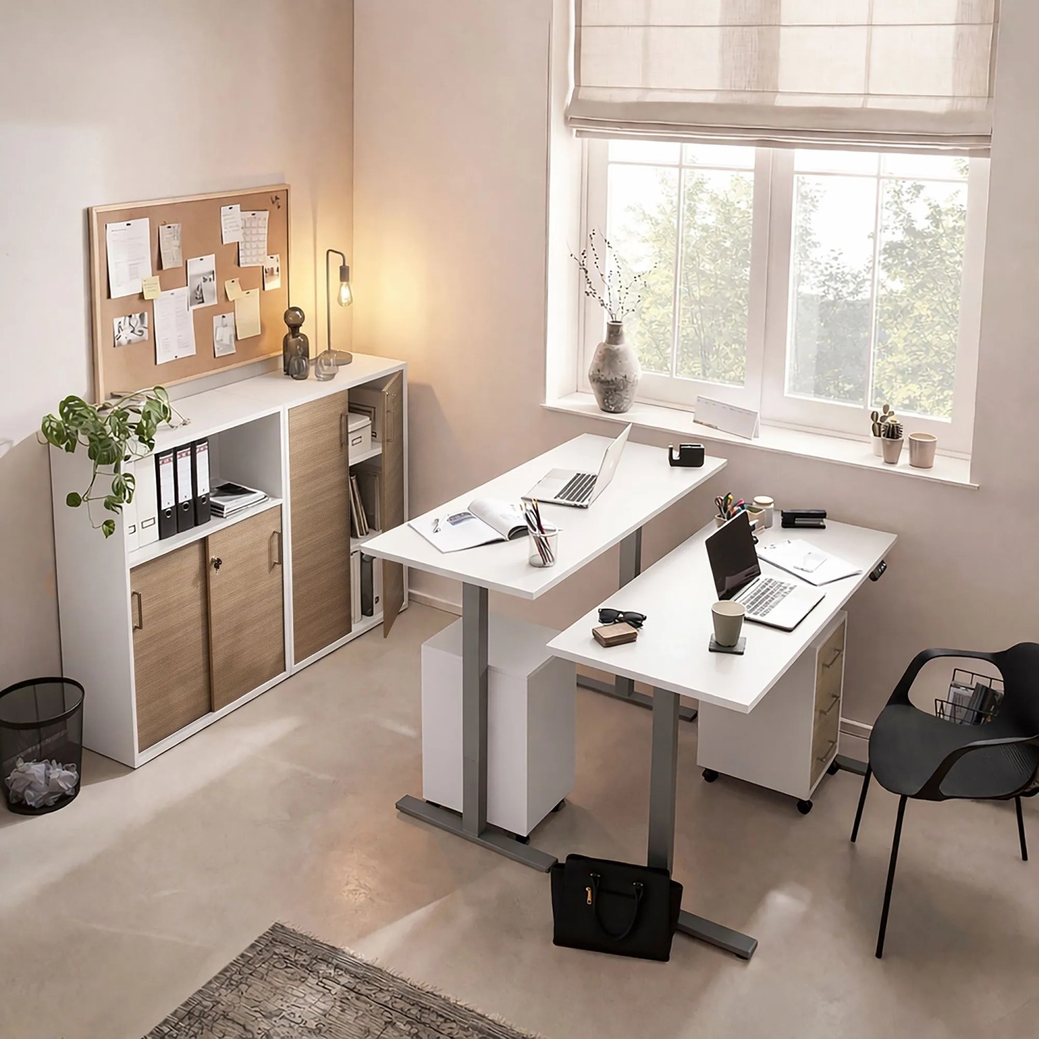 Schildmeyer Metz Schreibtisch, mattweiß, elektrisch höhenverstellbar, mit silbernem Gestell im modernen Büro.