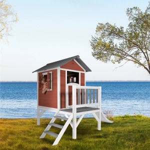 Axi Lodge XL Spielhaus in skandinavischem Rot mit Rutsche und Kind am Fenster.