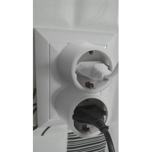 Osram Smart+ WiFi Matter Steckdose in Weiß, mit zwei eingesteckten Stromkabeln in einer Wandsteckdose.