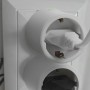 Osram Smart+ WiFi Matter Steckdose in Weiß, mit zwei eingesteckten Stromkabeln in einer Wandsteckdose.
