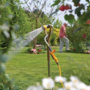 Hozelock Flexi Spray 4in1 Gartenbrause im Einsatz, flexibel einsetzbar zur Bewässerung im Garten.