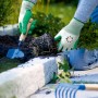 Gartenarbeit mit LUX Gartenhandschuhen Latex Grün Gr. 8. Schutz bei Pflanzarbeiten.