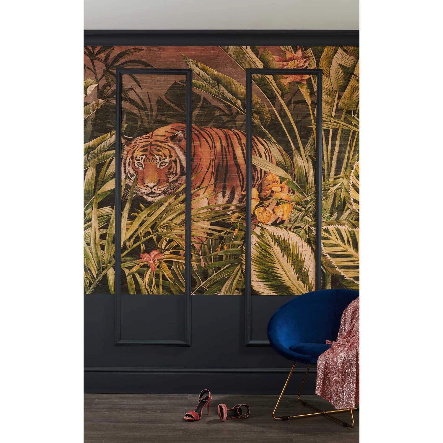 NOEL & MARQUET NMC Z20 ARSTYL Eckleiste, weiße Zierleiste an Wand mit Dschungeltapete.