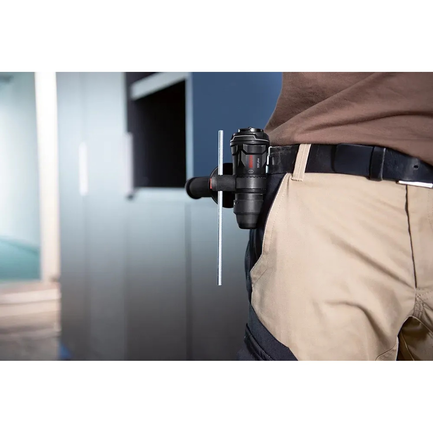 Bosch Professional GFA 12-H FlexiClick Bohrhammeraufsatz am Gürtel, Nahaufnahme.