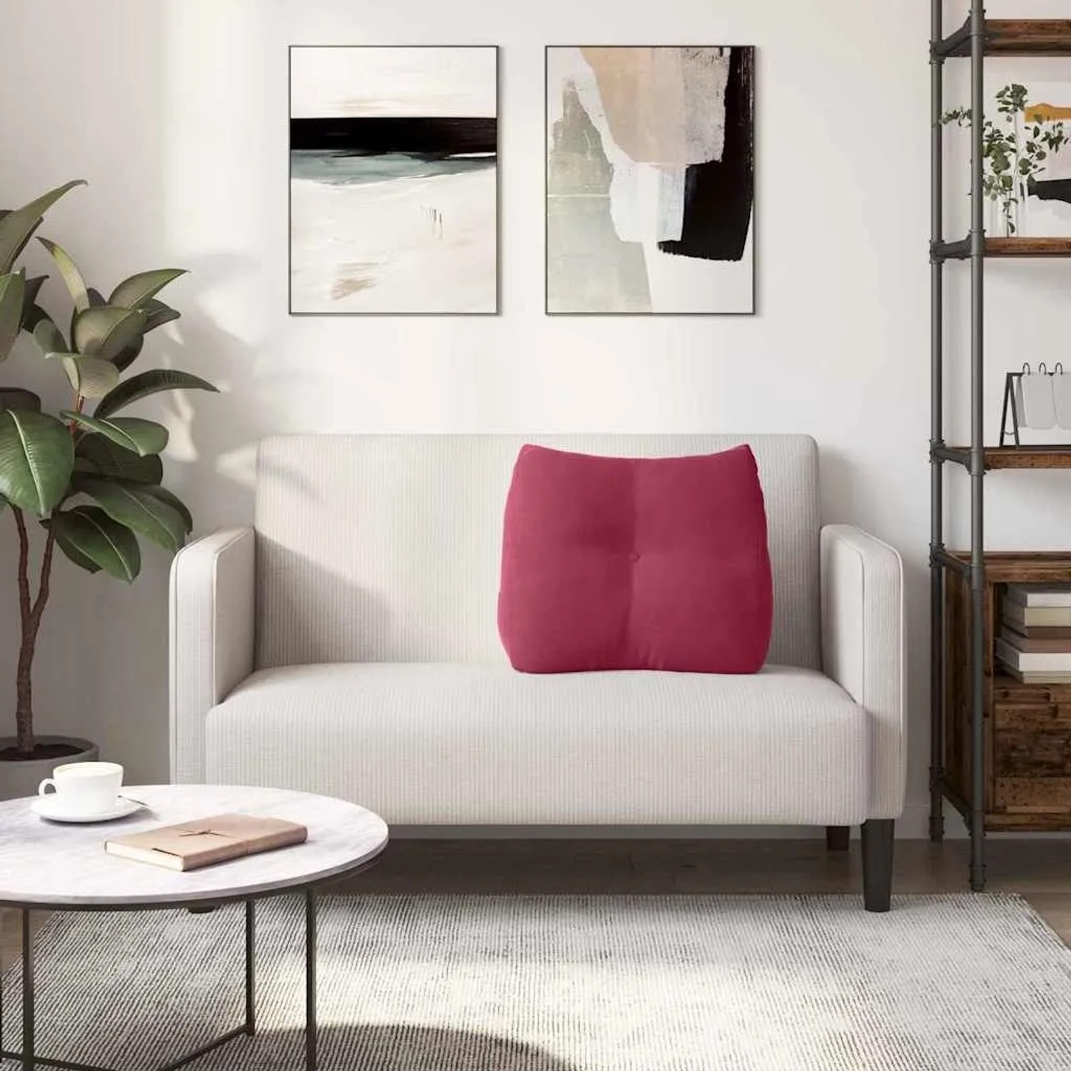Weinrotes Samt-Rückenkissen auf hellem Sofa. Ergonomisches Kissen mit Knopf-Design für Komfort im Wohnzimmer.