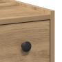 Detailaufnahme: Schmaler Badschrank in Artisan-Eiche mit Schublade und schwarzem Knopf.