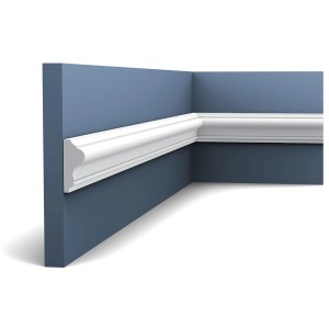 Weiße ORAC DECOR P8030 LUXXUS Wandleiste als Friesleiste an blauer Wand.
