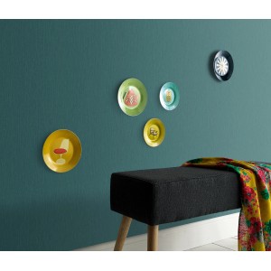 Türkise Guido Maria Kretschmer Vliestapete Fusion mit Deko-Tellern an der Wand.