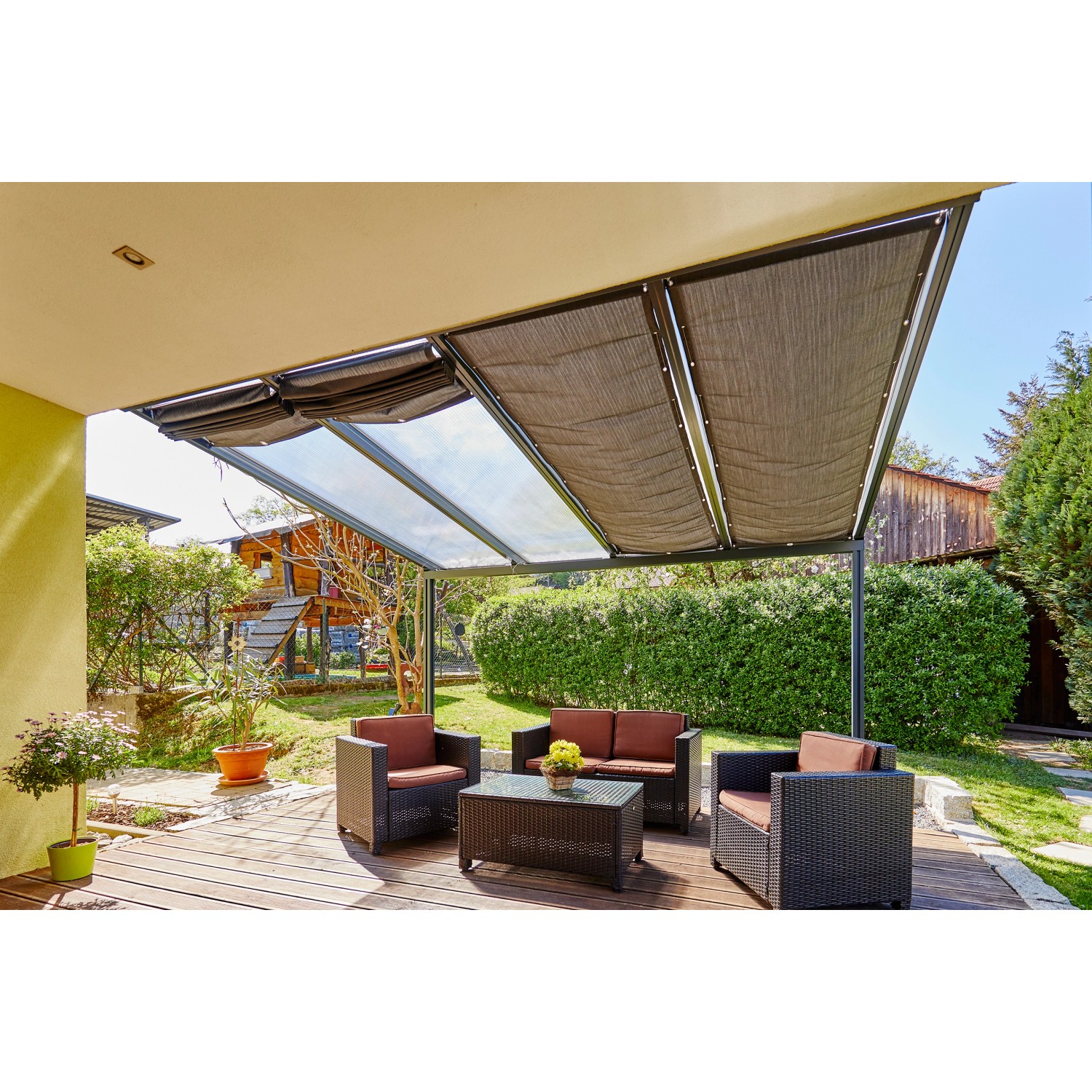 Gutta Seilspannmarkise Graphite, 945x3900mm, montiert an Terrassenüberdachung mit Sitzgruppe.