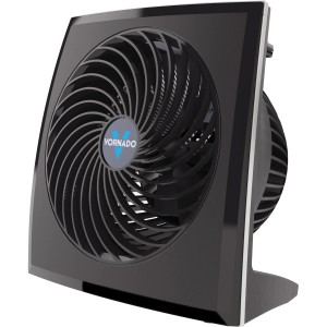 Schwarzer Vornado 573 Tischventilator für eine angenehme Luftzirkulation im Raum.