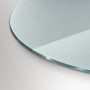 Transparente, halbkreisförmige Glasplatte für Kaminöfen als Funkenschutz, Detailansicht.