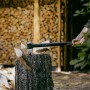 Fiskars Spalt-Axt X32 in Aktion: Holzspalten mit Axt auf Holzscheit. Ideal für große Stämme.