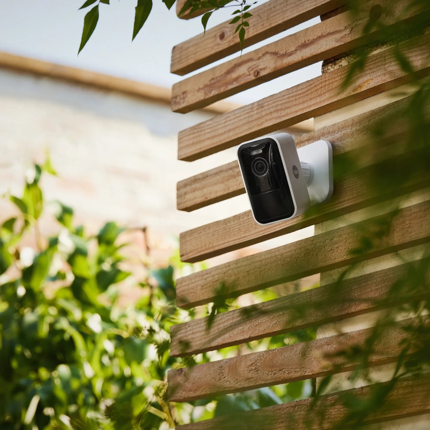 Yale Akku-Überwachungskamera Smart-Camera Außen WLAN Full HD an Holzwand.