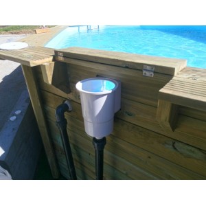 Detailansicht des Gre Echtholzpools Safran 2: Skimmer am Holzpool.