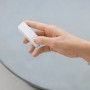 Hand hält Bosch Smart Home Fenster-/Türsensor II Plus (weiß) für Hausautomation.