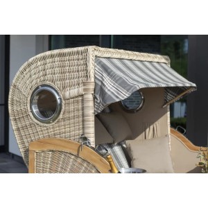 GarWoh Strandkorb Westerland XXL Teak mit Bullauge und grau-weiß gestreifter Markise.