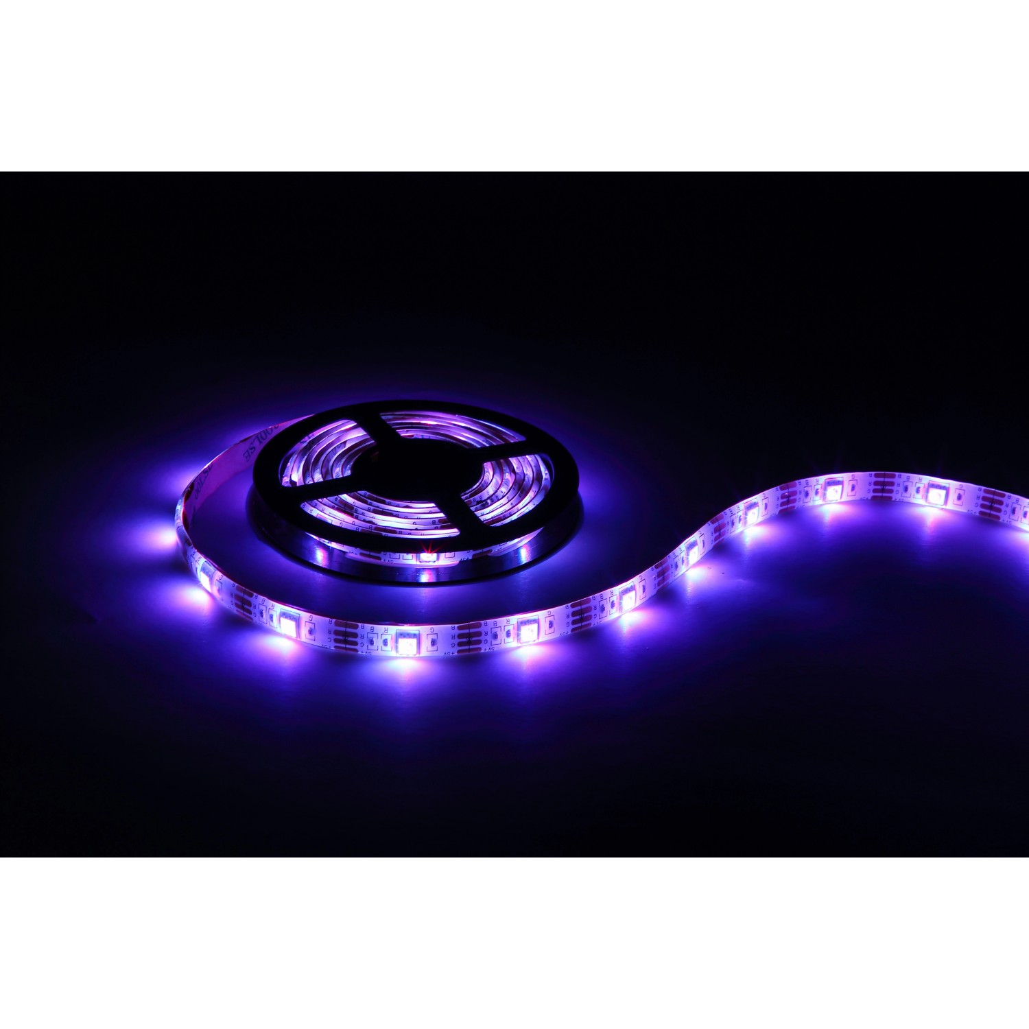 Aufgerollter MegaLight Smart LED Streifen mit violetter Beleuchtung.
