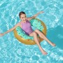 Bestway Schwimmring Sweet Donut (Ø 77 cm) im Wasser mit jungem Mädchen.