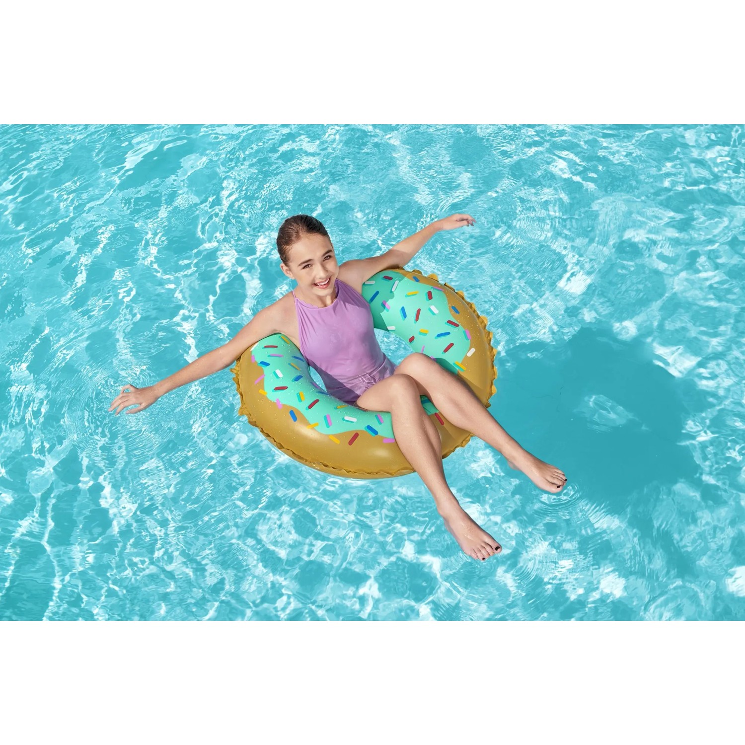 Bestway Schwimmring Sweet Donut (Ø 77 cm) im Wasser mit jungem Mädchen.