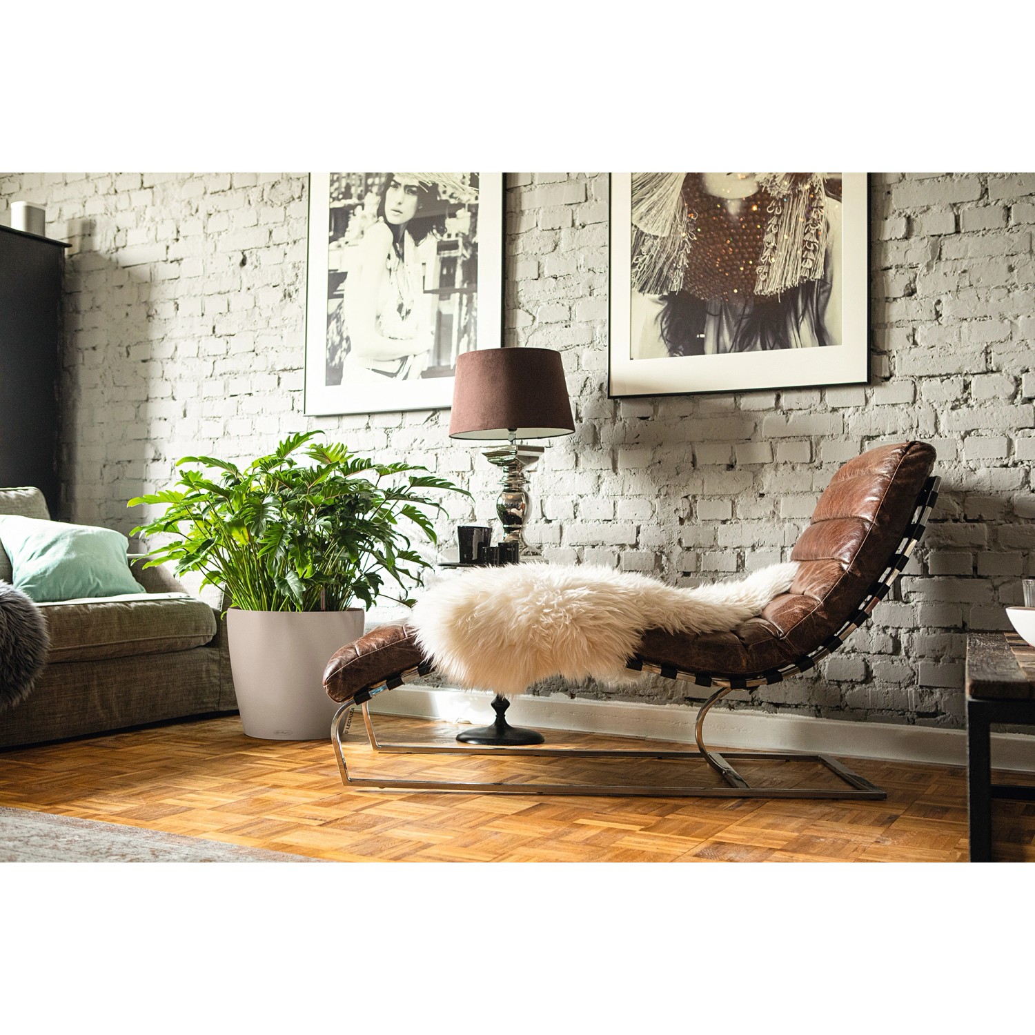 Lechuza Classico Color Pflanzgefäß, Ø 35 cm, sandbraun, mit grüner Pflanze im Wohnraum.