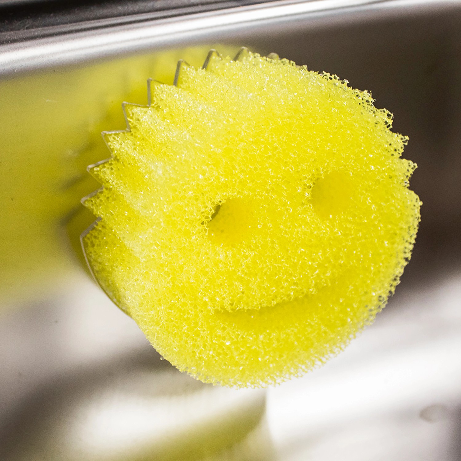 Scrub Daddy Caddy: Halter mit gelbem Schwamm (Smiley) in Spüle, für Tücher & Schwämme.