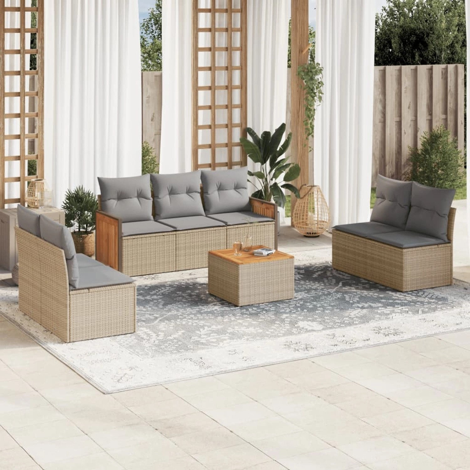 Beige 8-tlg. Garten-Sofagarnitur aus Polyrattan mit hellgrauen Kissen und Akazientisch.
