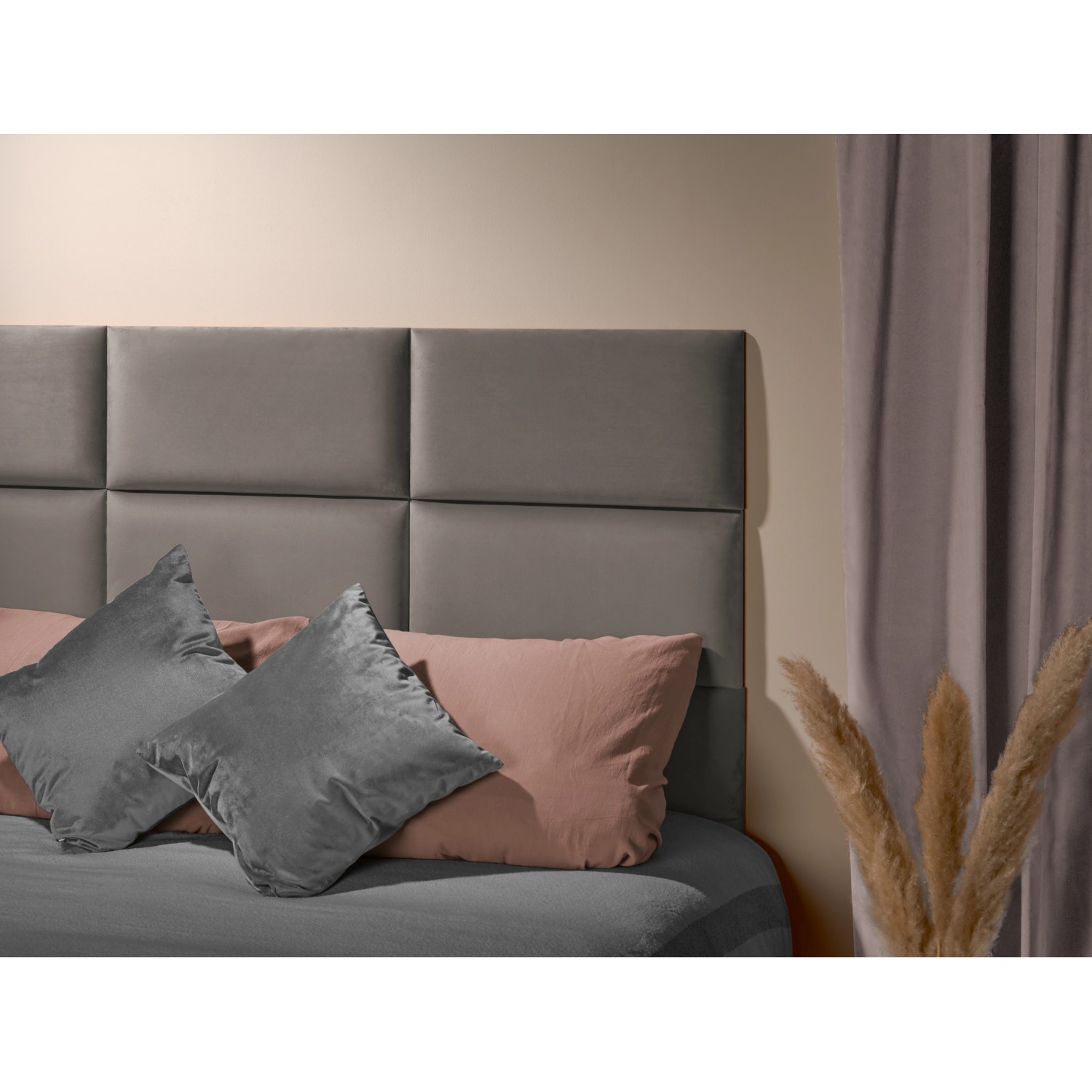 OBI Vorhang Stone Grey 2er-Set, 135x250 cm, am Fenster mit Kissen und Deko.