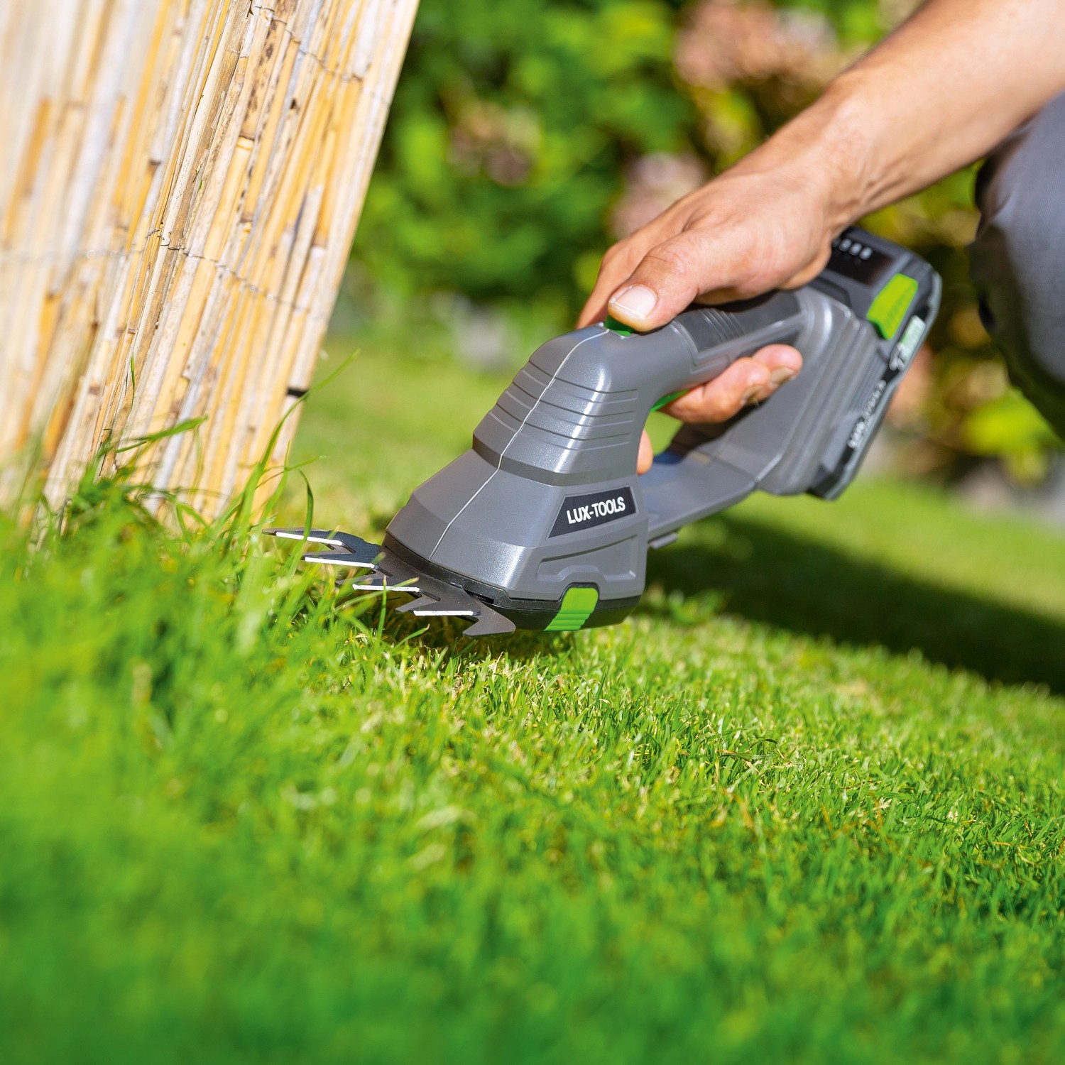 LUX Akku-Gras- und Strauchschere A-GS-20/20 beim Trimmen von Rasenkanten.