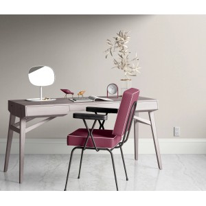 Erismann Vliestapete Spotlight InStyle Helltaupe an Wand hinter Schreibtisch und Stuhl.